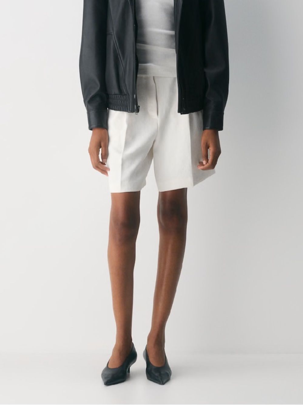 Aritzia Wilfred The Effortless Shorts Long  in Crepette in Light Birch Size 4